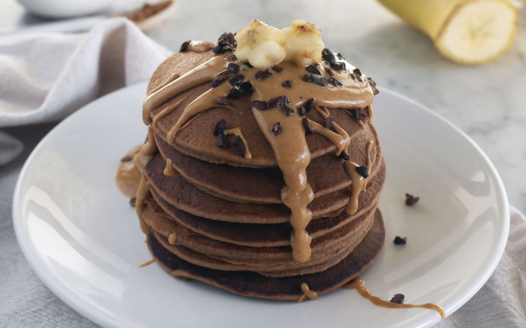 Pancake al cacao con crema di arachidi